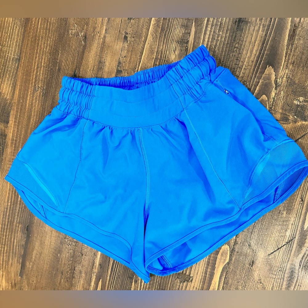 Lululemon 2.5in Hotty Hot Shorts in poolside
